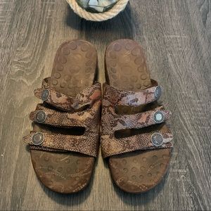 VIONIC ORTHAHEEL Snakeskin Print Three Straps Sandals 11